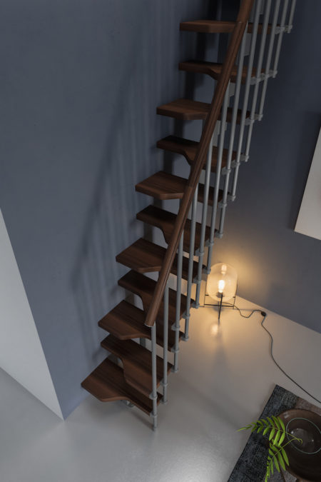 Escalera para espacios reducidos de madera tintada
