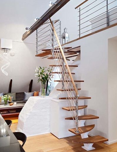 Escalera recta moderna de madera para pequeños espacios