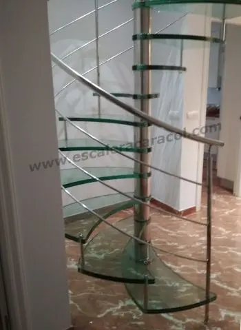 escalera de caracol de vidrio