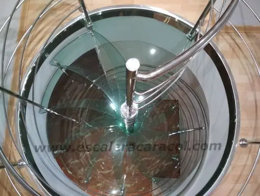 escalera de caracol con peldaños de vidrio