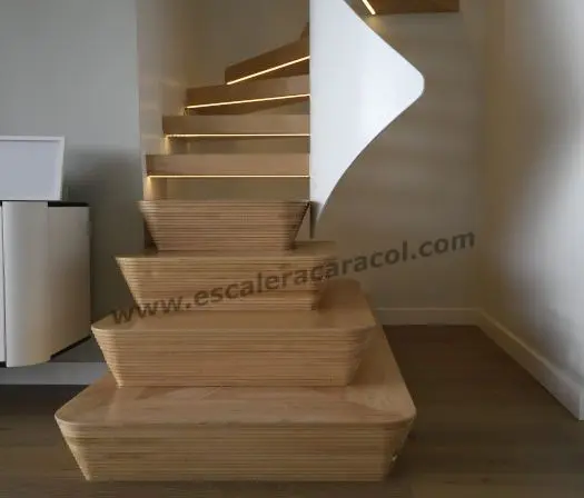 escalera con peldaños de madera