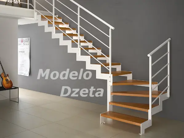 Escalera de doble zanca con barandilla de acero lacado y peldaños de madera