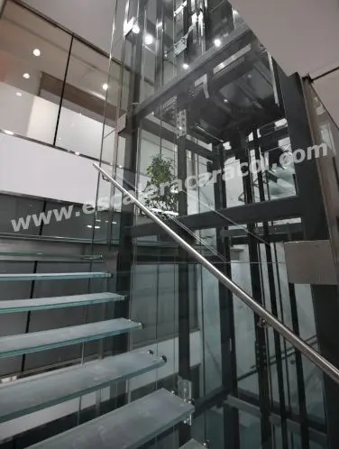 escalera recta de cristal alrededor de un ascensor