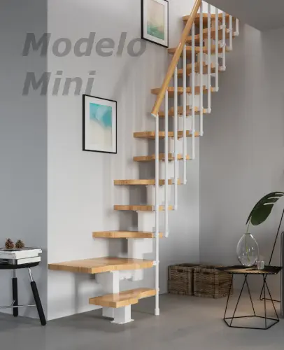 Escalera para espacios reducidos con giro de madera natural