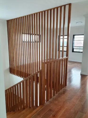 Barandilla simple de madera para escalera