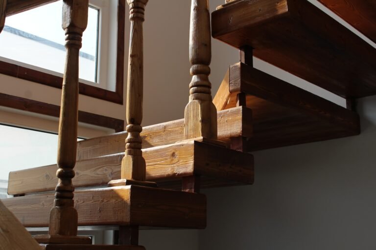 ¿Hogar moderno? Instala una escalera de caracol de planta cuadrada