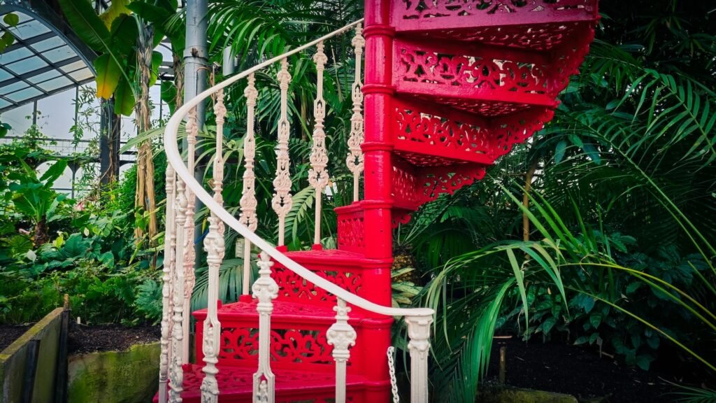 Escaleras de caracol en jardines, integrando belleza y funcionalidad