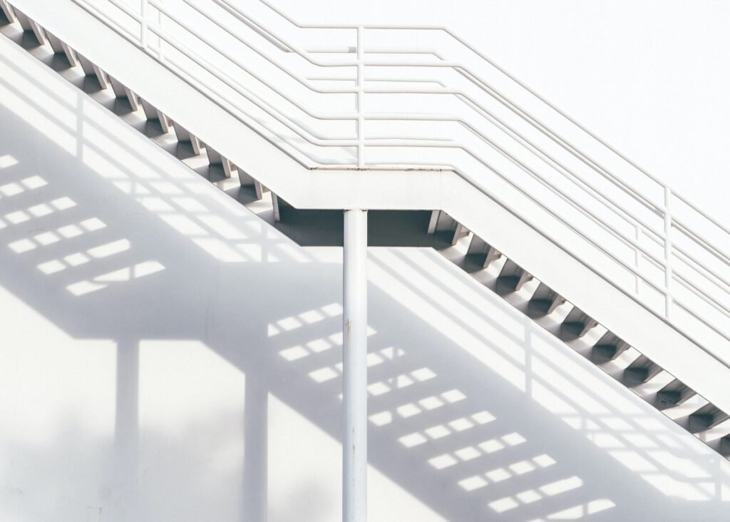 ¿Por qué las escaleras rectas son más baratas que las de obra