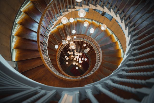 Escaleras de caracol y luces LED_ Una combinación moderna y estilizada