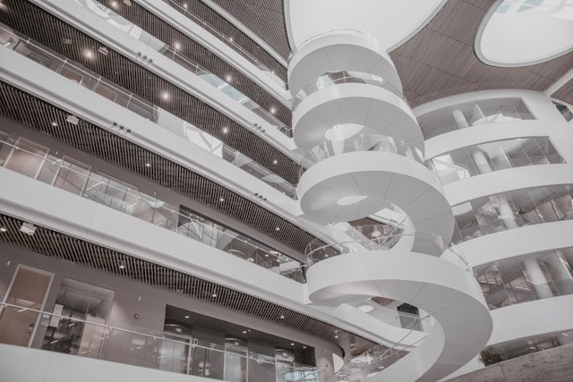 Escaleras de caracol en la oficina_ Diseño y optimización del espacio (1)