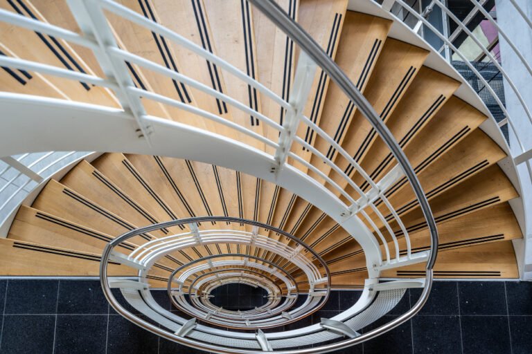 Escalera de caracol rústica_ Cómo elegir el acabado perfecto