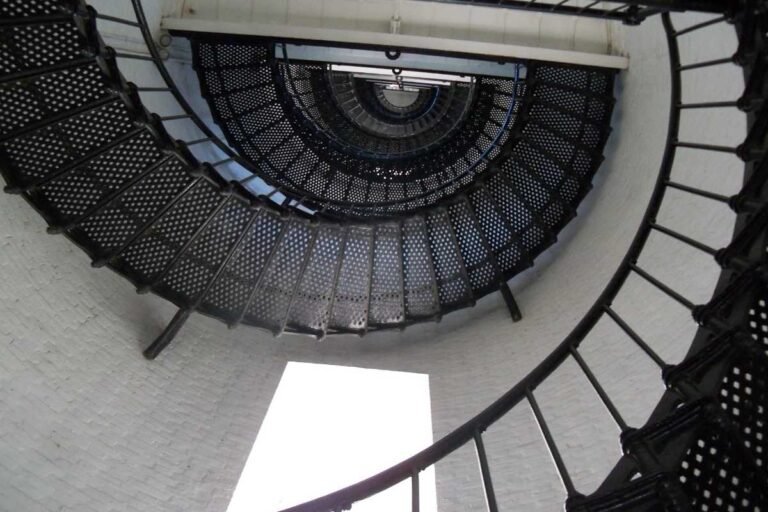 Escaleras metálicas para interiores, el futuro del diseño en espacios pequeños